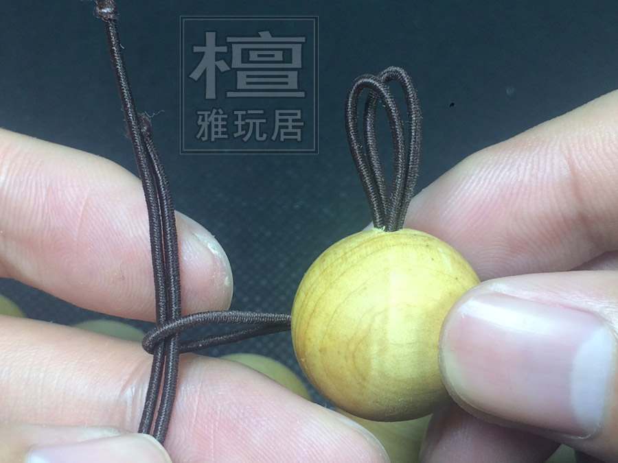 手串两根线头套进已另一端的线上，并拽上方的线