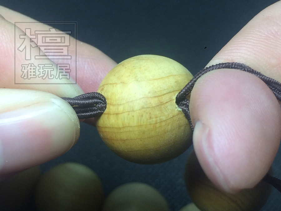 手串两根线头套进已另一端的线上，并拽上方的线