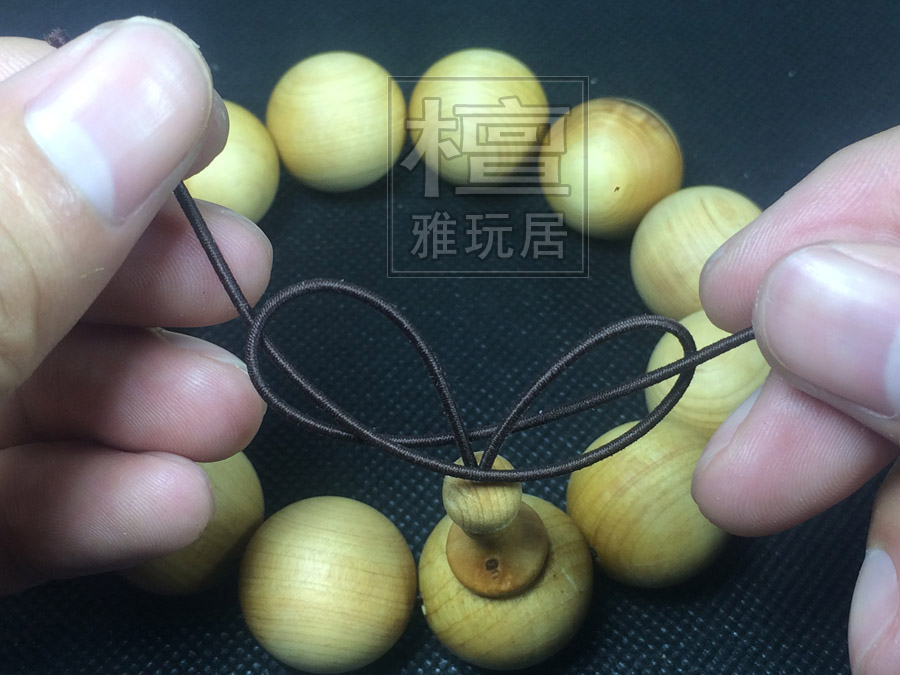两头慢慢拉紧，注意要拉对称