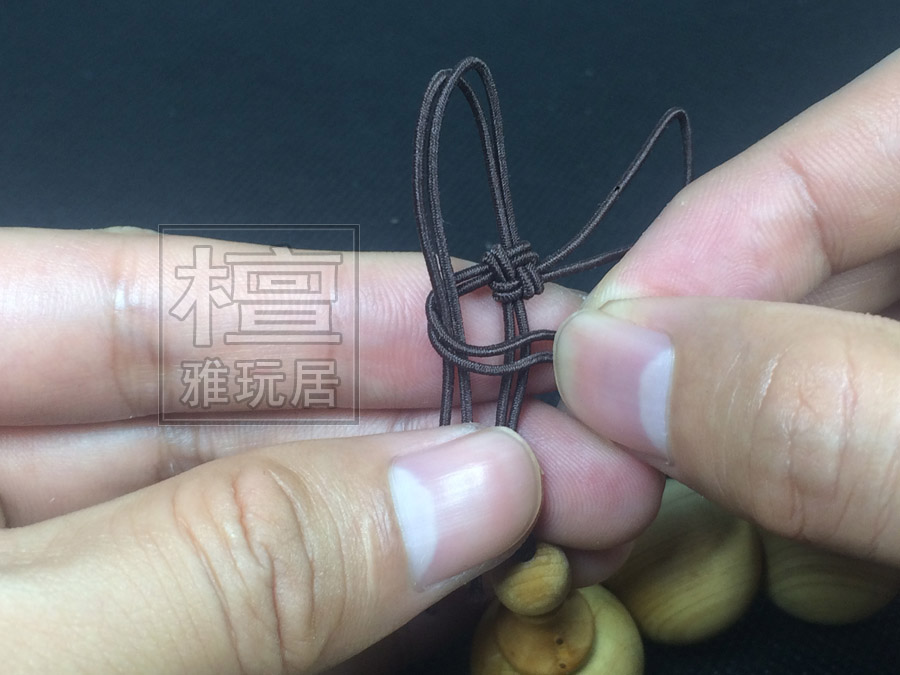 左边的往右翻，压着上面下来的线 