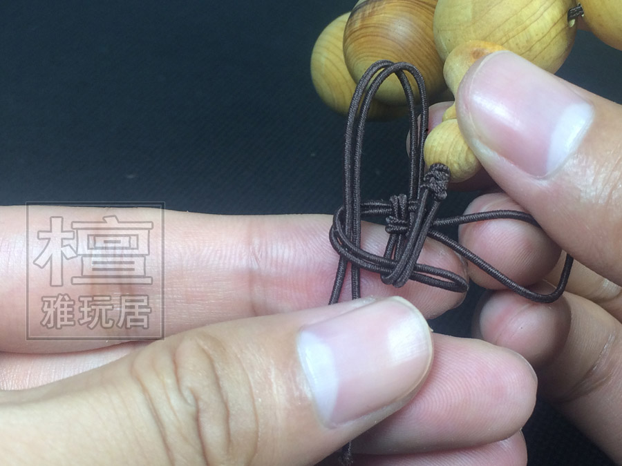 下面的往上翻，压着左边反过来的线 