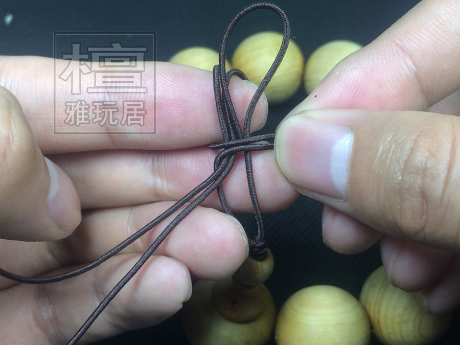 左边的线压着上面的绕右边