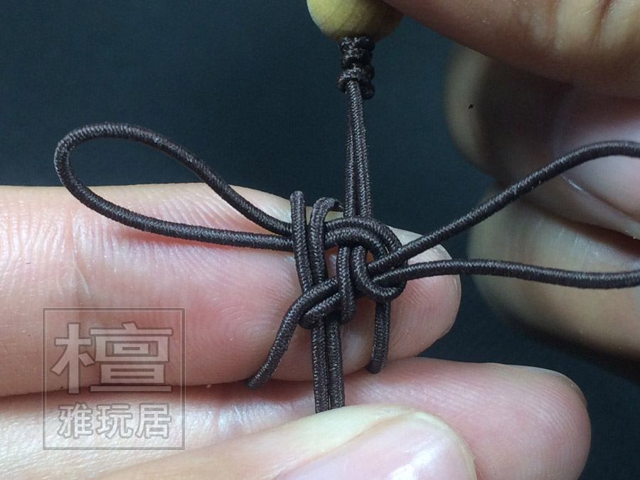 右边的线压着下面的串到食指孔中