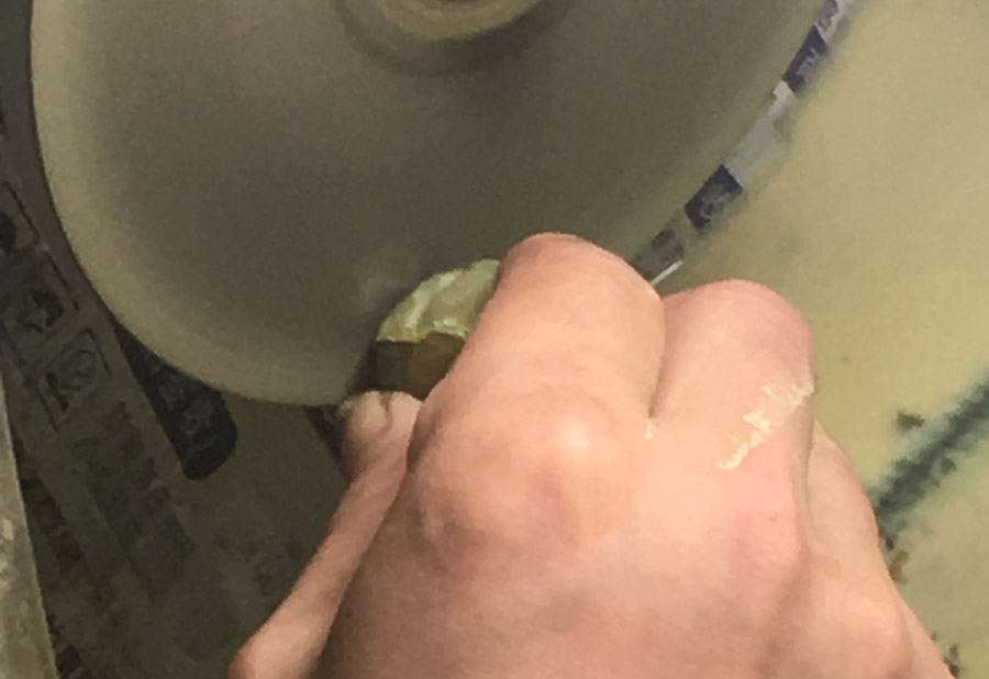 打磨绿松石