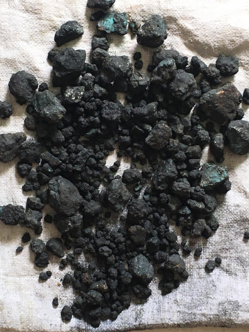 一堆绿松石毛料