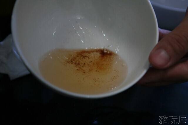 淡黄色