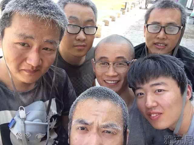 几个年轻木工