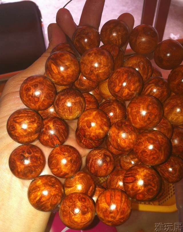 满留疤的紫檀散珠