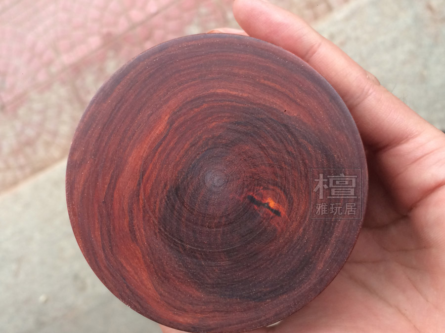 小叶紫檀笔筒上的金星