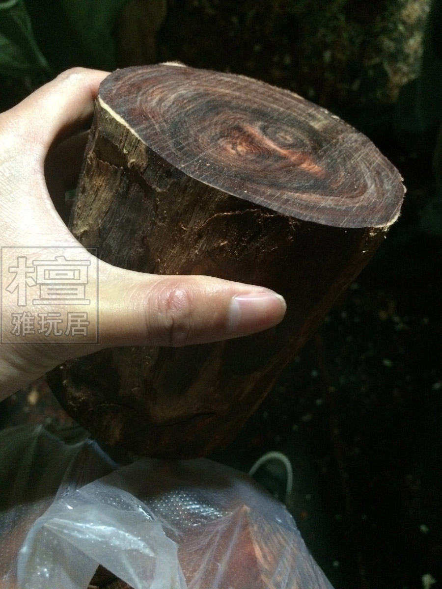 这段小叶紫檀料打算用来做笔筒